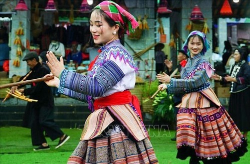 Une danse des Mông. Photo : VNA.