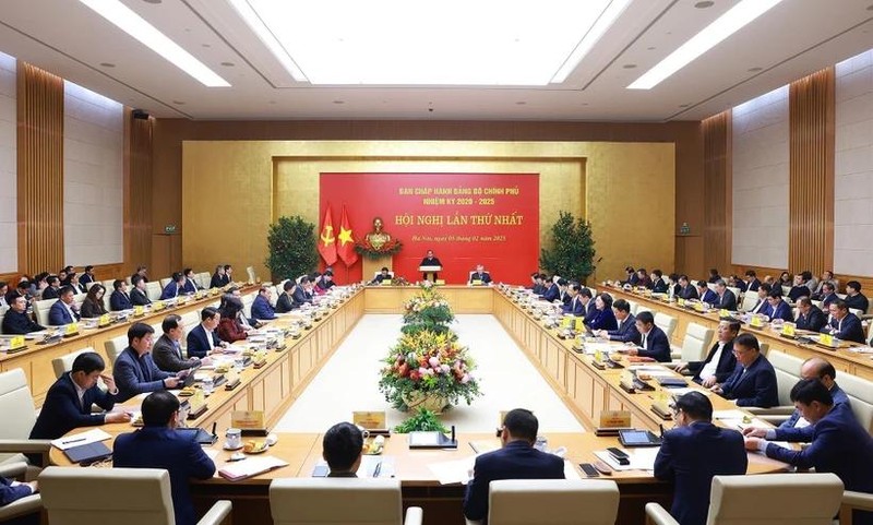 Le Premier ministre Pham Minh Chinh (centre) s’exprime lors de la première réunion du Comité du Parti du gouvernement pour le mandat 2020-2025. Photo : VNA. 