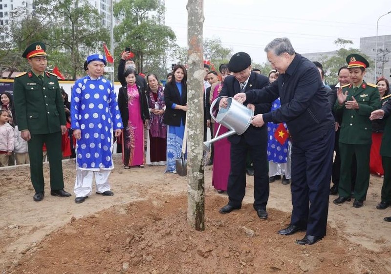 Le secrétaire général du Parti, Tô Lâm, a assisté au lancement de la Fête de plantation d'arbres de printemps 2025 dans la province de Hung Yên (Nord), le 5 février au matin. Photo : VNA. 