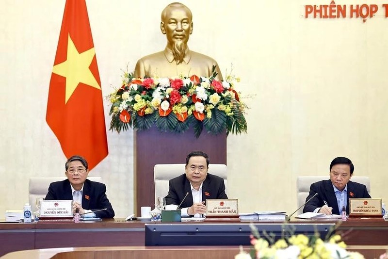 Le président de l’AN vietnamienne Tran Thanh Man (au centre), lors de l'ouverture de la 42ᵉ réunion du Comité permanent de l'AN, le 5 février à Hanoï. Photo : VNA 