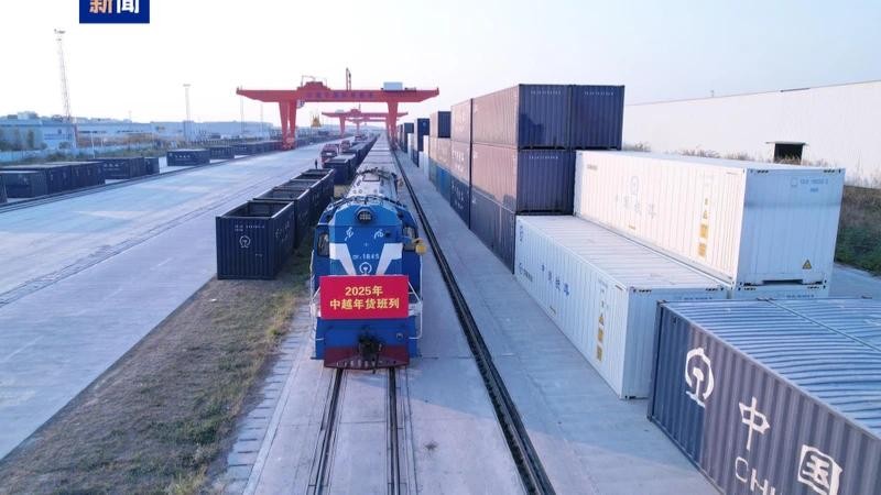 Départ du premier train de transport de marchandises Chine - Vietnam pour le Nouvel an lunaire 2025 à partir de la gare du Guangxi. Photo : CCTV