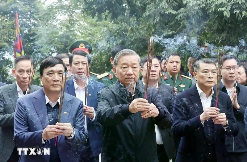 Le secrétaire général du Parti, To Lam, et une mission du ressort central, sont allés le 5 février offrir de l'encens pour commémorer les rois fondateurs Hung au palais Kinh Thien. Photo : VNA. 