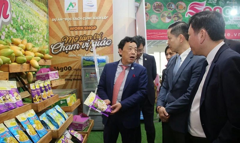 La délégation de l'Organisation des Nations Unies pour l'alimentation et l'agriculture (FAO), conduite par son directeur général Qu Dongyu, visite les stands des produits OCOP au Centre de promotion du commerce agricole du Vietnam (Agritrade), le 6 février à Hanoï. Photo : congthuong.vn