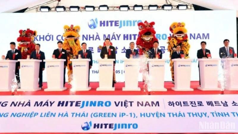 Lors de la cérémonie de mise en chantier de la distillerie de soju du groupe sud-coréen Hitejinro, le 5 février dans le parc industriel de Lien Ha Thai, province de Thai Binh (au nord). Photo: NDEL.