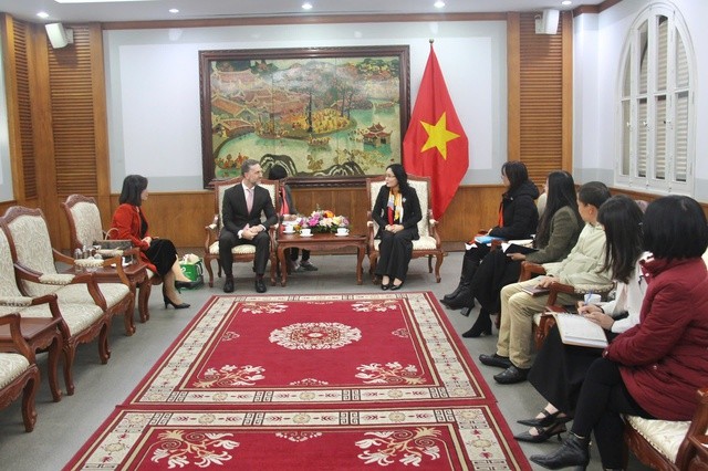 Lors de la séance de travail entre la vice-ministre vietnamienne de la Culture, des Sports et du Tourisme, Trinh Thi Thuy, et le représentant en chef de l'UNFPA au Vietnam, Matt Jackson, le 6 février à Hanoï. Photo : toquoc.vn