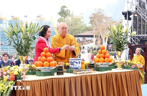 La vice-présidente de l’Assemblée nationale, Nguyên Thị Thành à la cérémonie de prière pour la prospérité du pays et le bien-être de la population organisée dans la pagode de Tam Chuc. Photo : VNA