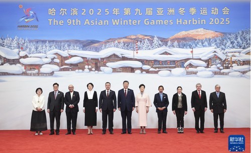 Le président chinois Xi Jinping et son épouse posent avec les invités lors de la céremonie d'accueil. Photo: Xinhua 