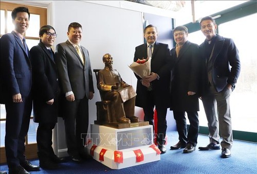 Une délégation de l’ambassade du Vietnam au Royaume-Uni pose devant la statue du Président Hô Chi Minh lors d’une visite au musée de Newhaven. Photo: VNA