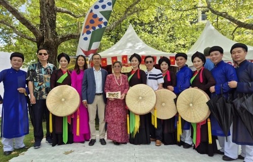 L’ambassadeur Pham Hùng Tâm aux côtés de son homologue malaisien en Australie et des artistes de la troupe de Quan Ho Bac Ninh. Source: Ambassade du Vietnam en Australie.