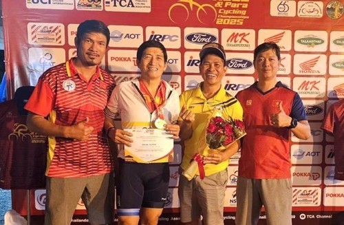 Hoàng Hai Nam (deuxième en partant de la gauche) décroche la médaille d'or dans la catégorie des 60 ans et plus aux Championnats d'Asie de cyclisme sur route 2025. Photo: FBNV.