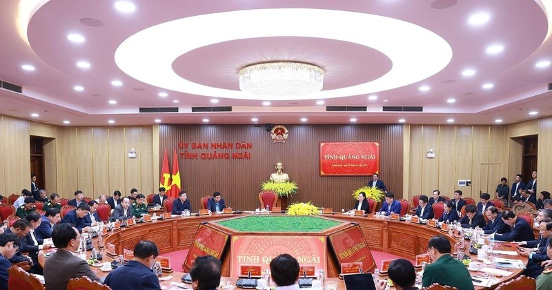 Le Premier ministre Pham Minh Chinh travaille avec la permanence du Comité du Parti de la province de Quang Ngai sur la situation de développement socio-économique, le 9 février. Photo : VNA