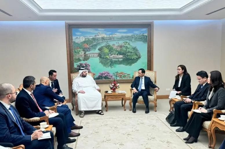 Le vice-Premier ministre et ministre vietnamien des Affaires étrangères, Bùi Thanh Son (au centre, à droite), et le ministre de l’Investissement des Émirats arabes unis (EAU), Mohamed Alsuwaidi, le 8 février à Hanoï. Photo: baochinhphu.vn