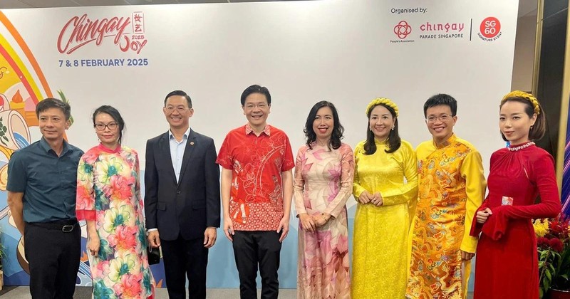 Le Premier ministre singapourien Lawrence Wong pose avec la vice-ministre vietnamienne des Affaires étrangères Lê Thi Thu Hang et les membres de la délégation. Photo : VNA