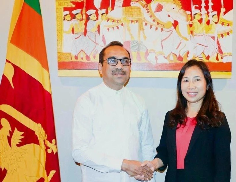 L’ambassadrice du Vietnam au Sri Lanka, Trinh Thi Tâm (à droite) et le ministre sri-lankais des Transports, des Autoroutes, des Ports et de l’Aviation civile, Bimal Rathnayake se serrent la main. Photo: VNA 