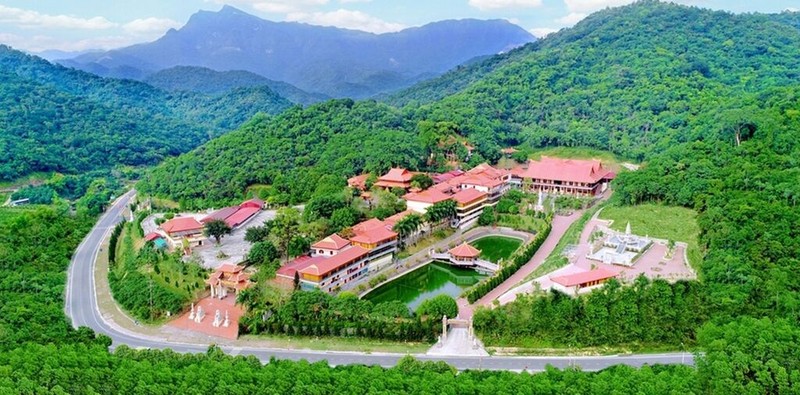 Vue panoramique du monastère zen de Trúc Lâm Yên Tu, dans la province de Quang Ninh. 