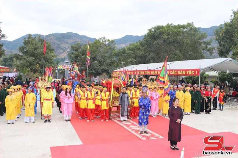 Lors de la cérémonie d'ouverture de la Fête d’offrande d'encens au temple Hai Ba Trung, le 9 février dans le district de Song Ma, province de Son La. Photo: baosonla.vn.