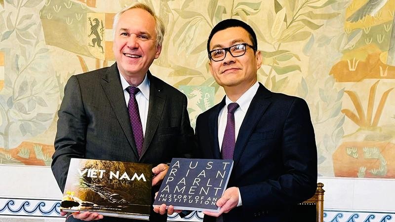 L’ambassadeur vietnamien en Autriche, Vu Le Thai Hoang (à droite), et le président du Conseil national autrichien, Walter Rosenkranz, le 10 février à Vienne. Photo: Ambassade du Vietnam en Autriche.