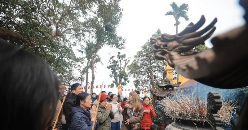 Des pagodes à Hanoï deviennent bondées à l'approche du Têt Nguyên Tiêu. Photo : VNA.