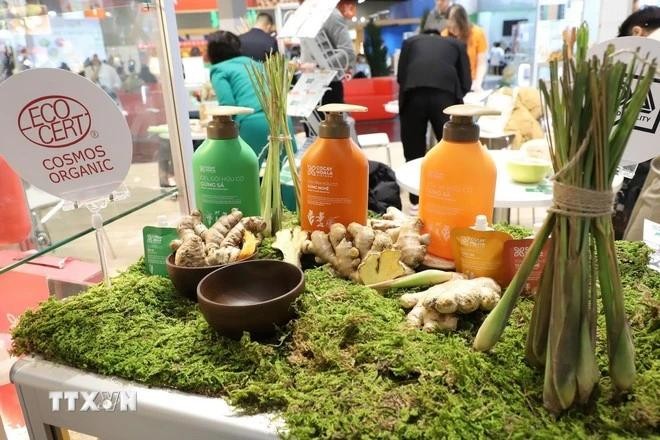 Produits de shampoing bio de l’entreprise vietnamienne Co Cay Hoa La présentés au salon Biofach 2025. Photo : VNA 