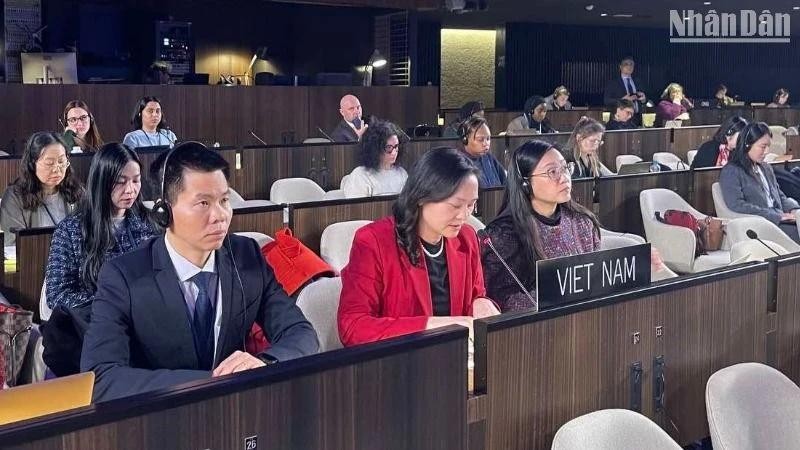 La délégation vietnamienne lors de la 18e session du Comité intergouvernemental pour la protection et la promotion de la diversité des expressions culturelles, le 11 février à Paris. Photo: NDEL.