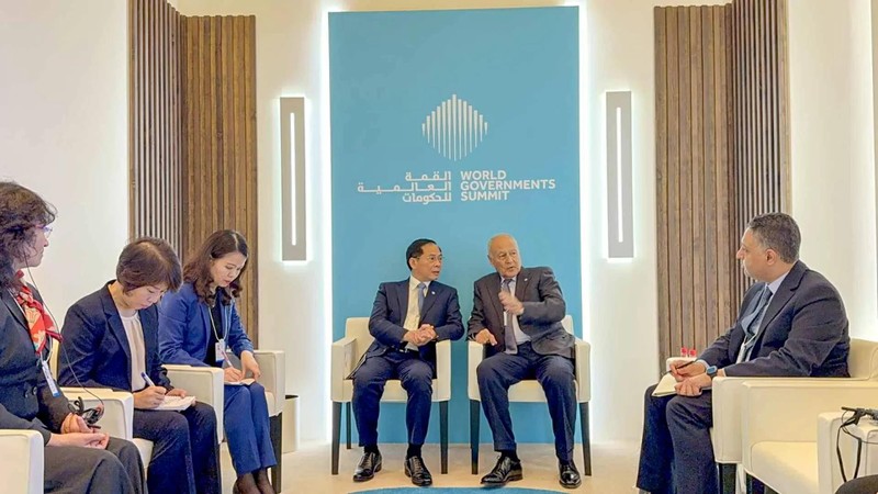 Lors d'une rencontre entre le vice-Premier ministre et ministre vietnamien des Affaires étrangères, Bui Thanh Son (au centre, à gauche), et le secrétaire général de la Ligue arabe, Ahmed Aboul Gheit, le 12 février à Dubaï, aux EAU. Photo: baoquocte.vn