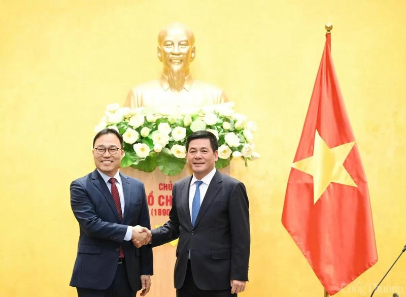 Le ministre vietnamien de l’Industrie et du Commerce, Nguyen Hong Dien (à droite), et l’ambassadeur de la République de Corée au Vietnam, Choi Young Sam, le 11 février à Hanoï. Photo: congthuong.vn