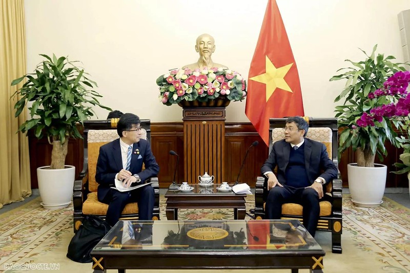 Le vice-ministre permanent des Affaires étrangères du Vietnam, Nguyen Minh Vu (à droite), et le maire de la ville japonaise de Fukushima, Kohata Hiroshi, le 13 février à Hanoï. Photo: baoquocte.vn