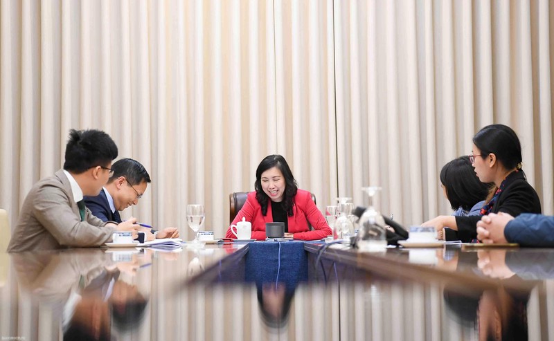 Lors de l'entretien téléphonique entre la vice-ministre vietnamienne des Affaires étrangères, Le Thi Thu Hang, et son homologue kirghizstanais Abakirov Meder, le 17 février à Hanoi. Photo: baoquocte.vn.