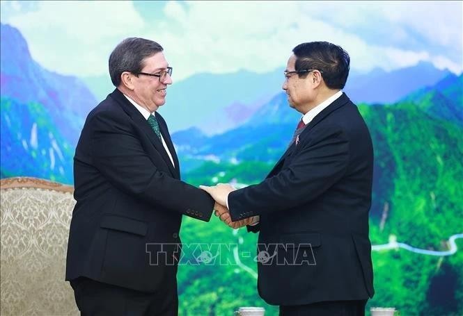 Le Premier ministre, Pham Minh Chinh (droite) et Bruno Rodríguez Parrilla, ministre des Affaires étrangères de Cuba. Photo : VNA. 