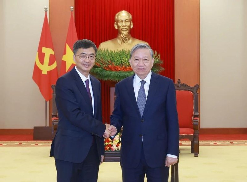 Le secrétaire général du PCV, Tô Lâm (à droite), et Chen Gang, secrétaire du Comité du PCC de la région autonome Zhuang du Guangxi et président du Comité permanent de l'Assemblée populaire régionale. Photo : VNA.