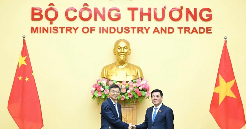 Le ministre vietnamien de l’Industrie et du Commerce Nguyen Hong Dien (à droite) et Chen Gang, membre du Comité central du Parti communiste chinois, secrétaire du Comité du PCC et président du Comité permanent de l'Assemblée populaire de la région autonome Zhuang du Guangxi, Chine. Photo : VNA. 