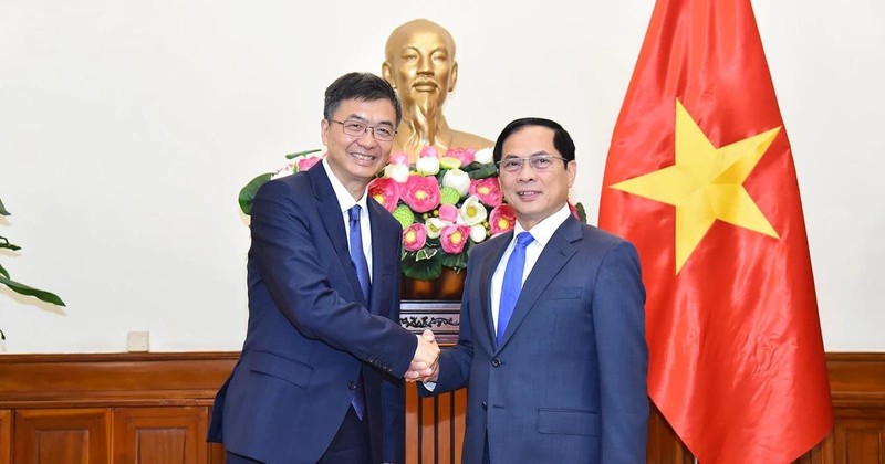 Pe vice-Premier ministre et ministre vietnamien des Affaires étrangères Bui Thanh Son (droite) et hen Gang, membre du Comité central du Parti communiste chinois (PCC), secrétaire du Comité du PCC et président du Comité permanent de l'Assemblée populaire de la région autonome Zhuang du Guangxi. Photo : VNA. 