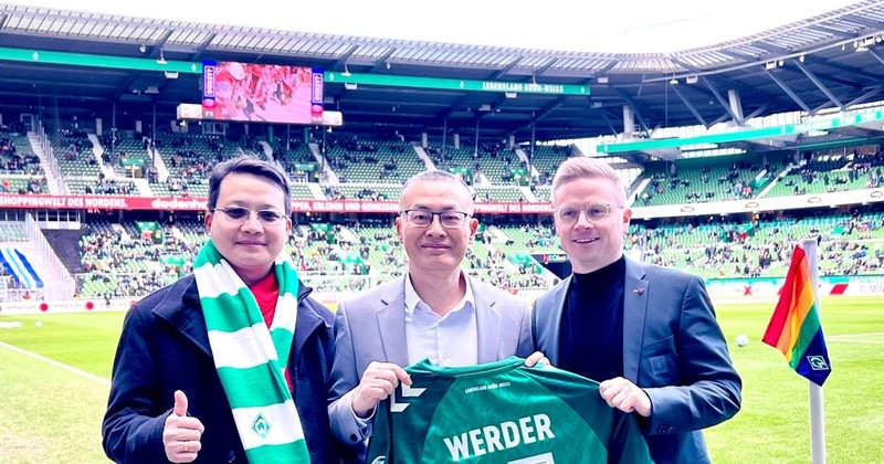 L'ambassadeur du Vietnam en Allemagne, Vu Quang Minh (centre), s'est vu remettre un maillot du club Werder Brême. Photo : VNA. 