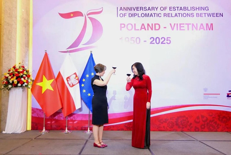 Lors de la cérémonie de célébration du 75e anniversaire de l’établissement des relations diplomatiques entre le Vietnam et la Pologne, le 19 février à Hanoi. Photo: baoquocte.vn