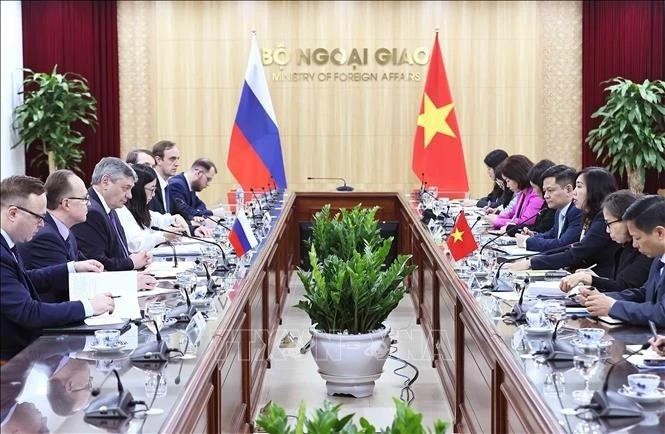 La vice-ministre des Affaires étrangères Lê Thi Thu Hang et son homologue russe Andreï Roudenko coprésident la consultation politique, à Hanoi le 21 février. Photo : VNA. 