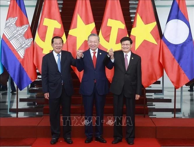 De gauche à droite, le président du Parti du peuple cambodgien et président du Sénat du Cambodge, Samdech Techo Hun Sen; le secrétaire général du Parti communiste du Vietnam, Tô Lâm; et le secrétaire général du Parti populaire révolutionnaire lao et président lao Thongloun Sisoulith. Photo : VNA. 