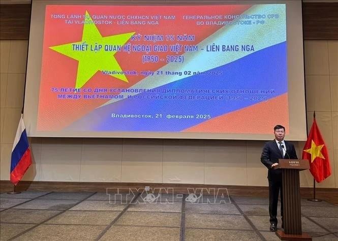 Le consul général du Vietnam Nguyên Dang Hiên à Vladivostok s’exprime lors de la cérémonie. Photo : VNA. 