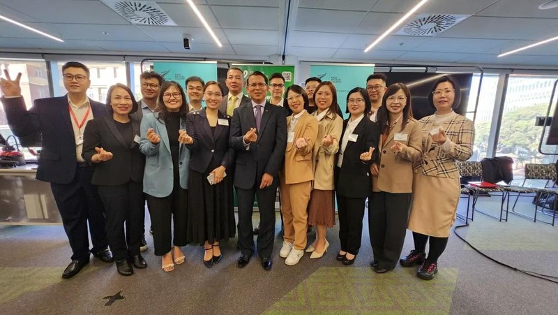 L'ambassadeur vietnamien Nguyen Van Trung (au centre) avec des étudiants vietnamiens à l'Université de Victoria, en octobre 2024. Photo : Ambassade du Vietnam en Nouvelle-Zélande. 