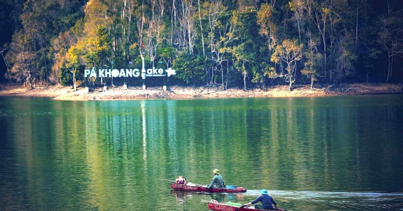 Des pêcheurs au lac Pa Khoang. Photo : VNA.