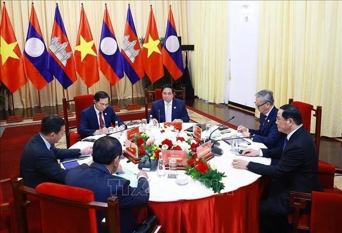 Vue de la de la réunion entre le Premier ministre vietnamien Pham Minh Chinh, le Premier ministre lao Sonexay Siphandone et le Premier ministre cambodgien Samdech Thipadi Hun Manet, à Hô Chi Minh-Ville, le 22 février. Photo : VNA. 