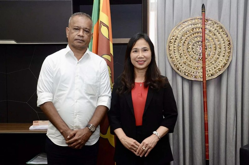 L’ambassadrice du Vietnam au Sri Lanka, Trinh Thi Tam (à droite), et le ministre sri-lankais de l’Agriculture, de l’Élevage, des Terres et de l’Irrigation, K.D. Lalkantha, le 21 février à Colombo. Photo : Ambassade du Vietnam au Sri Lanka.