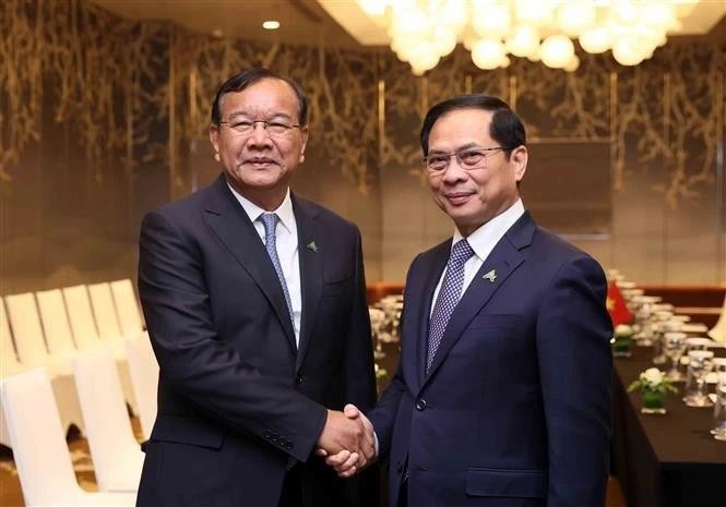 Le vice-Premier ministre et ministre vietnamien des Affaires étrangères Bui Thanh Son (droite) et le vice-Premier ministre et ministre des Affaires étrangères et de la Coopération internationale cambodgien Prak Sokhonn, à Hanoï le 25 février. Photo : VNA. 