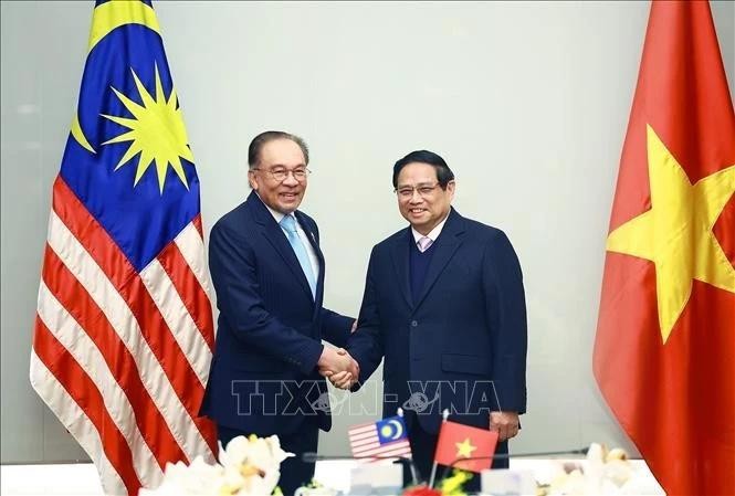 Le Premier ministre vietnamien Pham Minh Chinh (droite) et son homologue malaisien Anwar Ibrahim. 