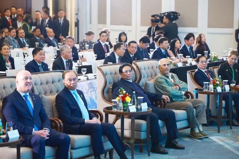 Le Premier ministre Pham Minh Chinh, ses homologues malaisien Anwar Ibrahim, néo-zélandais Christopher Luxon et le président du Timor-Leste, José Ramos-Horta, présents à la session plénière de haut niveau. Photo: VNA 