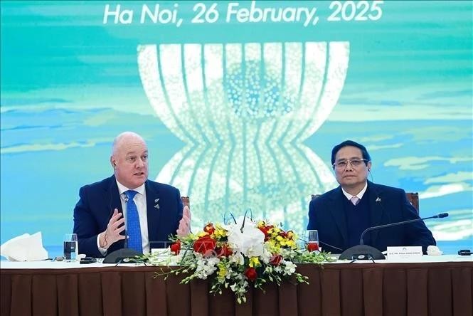 Le Premier ministre Pham Minh Chinh (à droite) et son homologue néo-zélandais Christopher lors du séminaire. Photo : VNA 