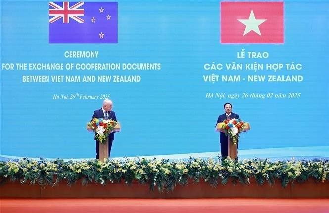 Le Premier ministre Pham Minh Chinh et son homologue néo-zélandais lors de la conférence de presse conjointe, le 26 février à Hanoï. Photo: VNA 