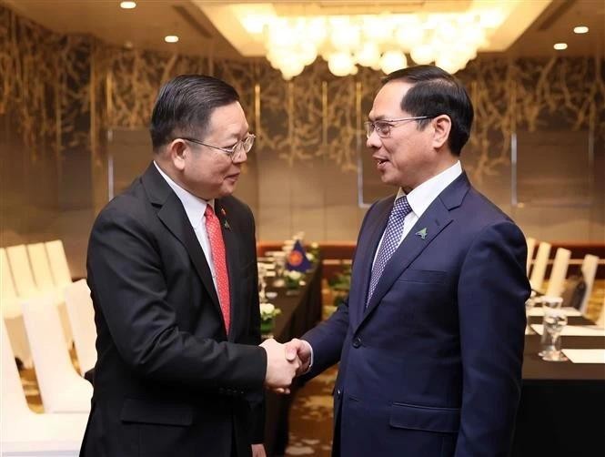 Le vice-Premier ministre et ministre vietnamien des Affaires étrangères Bui Thanh Son (droite) et le secrétaire général de l'ASEAN Kao Kim Hourn, le 25 février à Hanoï. Photo : VNA. 