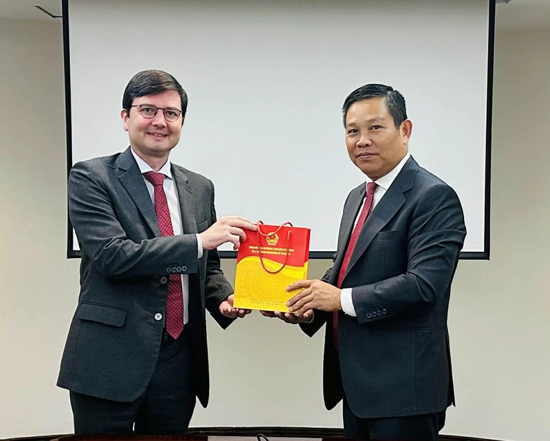 L’ambassadeur du Vietnam au Venezuela, Vu Trung My (à droite), et Gianpiero Leoncini, vice-président permanent de la Banque de développement de l’Amérique latine et des Caraïbes (CAF), le 25 février à Caracas. Photo: baoquocte.vn