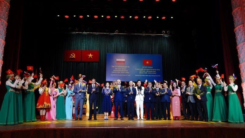 Lors de la cérémonie de célébration du 75ᵉ anniversaire de l'établissement des relations diplomatiques entre le Vietnam et la Russie, le 25 février à Hô Chi Minh-Ville. Photo : NDEL.