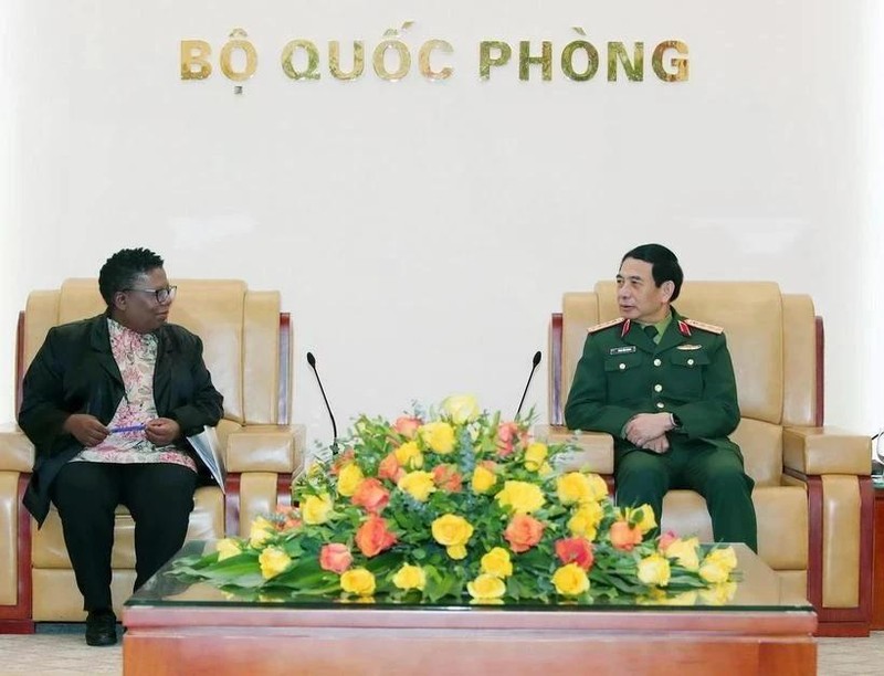 Le ministre vietnamien de la Défense, Phan Van Giang (à droite), reçoit la secrétaire générale par intérim sud-africaine à la Défense, Thobekile Gamede, le 25 février à Hanoï. Photo : VNA. 